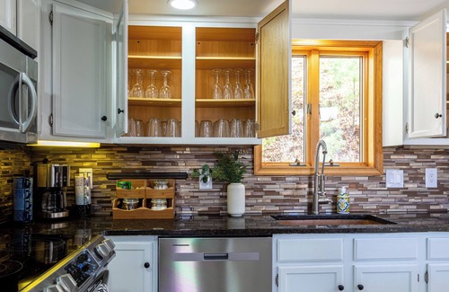 Bushkill Cabin | Beautiful Modern Lodge! Pool Table,8 TVs Wi-Fi Linen provided Central AC