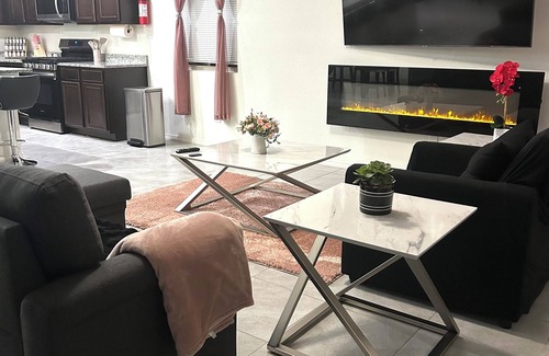 Santa Fe House | Beautiful modern new home centrally located & 7 minutes from SAF Airport with AC