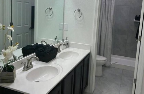 Santa Fe House | Beautiful modern new home centrally located & 7 minutes from SAF Airport with AC