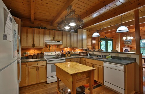 Burnsville Cabin | Beautiful Moody Log Cabin /Mountain Chalet in Blue Ridge Mountains & Hot Tub