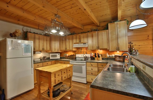 Burnsville Cabin | Beautiful Moody Log Cabin /Mountain Chalet in Blue Ridge Mountains & Hot Tub