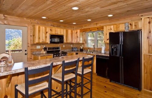 Maggie Valley Cabin | Beautiful Mountain Top Retreat Long Range Views, Hot Tub,Ping Pong,Horseshoe pit