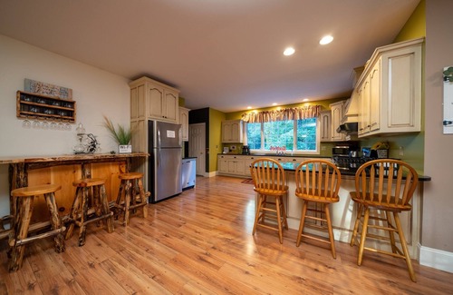 Howard House | Beautiful mountain getaway near Penn State University!