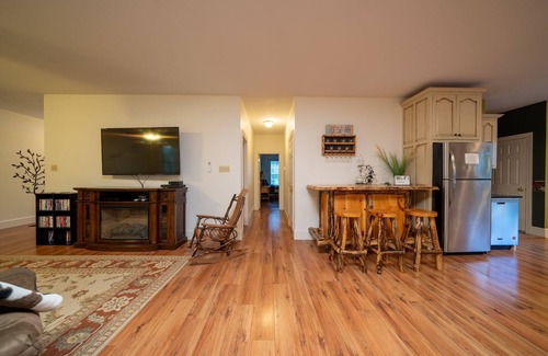 Howard House | Beautiful mountain getaway near Penn State University!