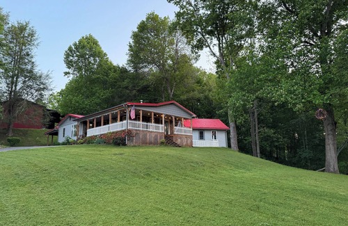 Bakersville House | Beautiful Mountain View’s easily accessible from HWY 226.
