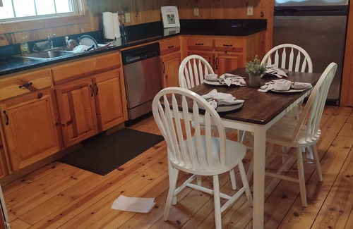 Clarkesville Cabin | Beautiful Mountain Cabin - 1/2 Mile from Lake Burton GA. Near Clayton , Helen