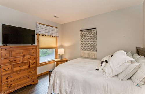 Mountain Air Condo | Beautiful Mountain Views-Comfortable and Stylish Home- by Sunscape Property Management