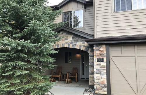 Silverthorne House | Beautiful Mountain Views - Luxury Riverside Townhome - Private Hot Tub - WIFI