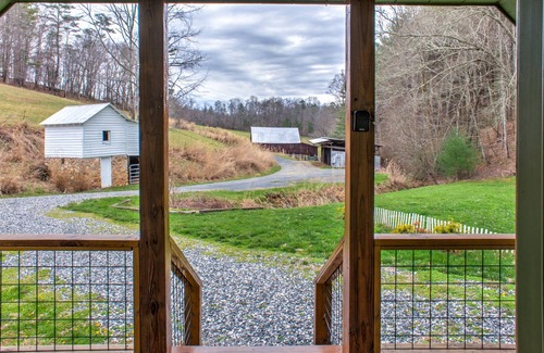 Marshall House | Beautiful Mountain Views at Halewood Farm Cottage!