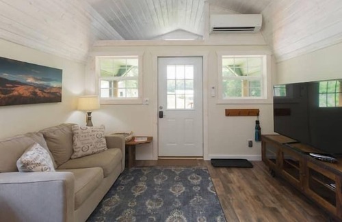 Marshall House | Beautiful Mountain Views at Halewood Farm Cottage!