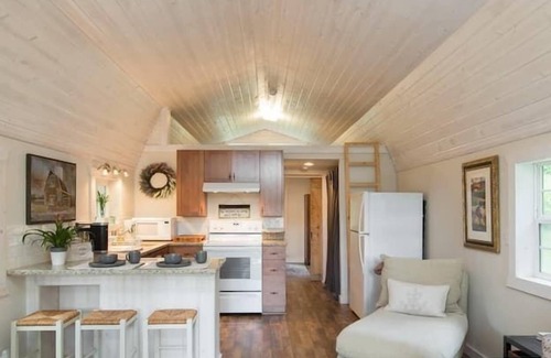Marshall House | Beautiful Mountain Views at Halewood Farm Cottage!