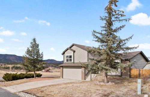 Monument House | Beautiful Mountain Views Close to Hiking Trails