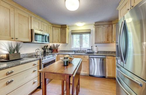 Kennebunk House | Beautiful Mousam River Retreat: Hot Tub & Kayaks!