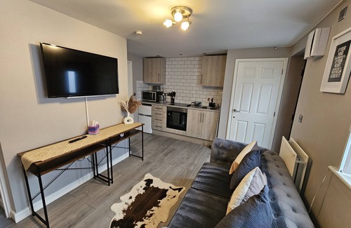 Stoke-on-Trent Apartment | Beautiful 'n' Cosy City Center Stylish experience centrally-located home