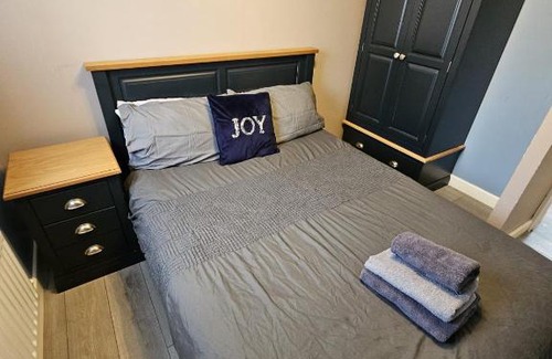 Stoke-on-Trent Apartment | Beautiful 'n' Cosy - City Center