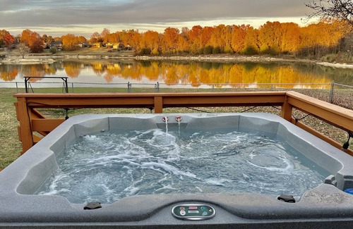 Old Hickory House | Beautiful Nashville Lakeside home With Hot Tub