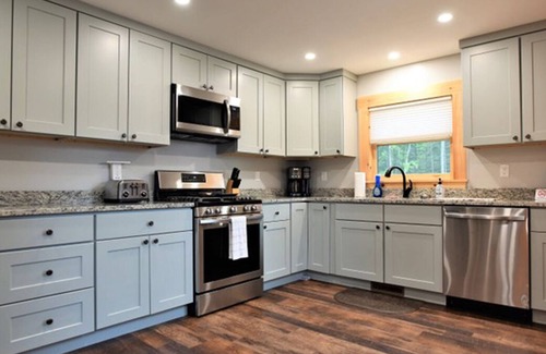 Pittsburg Cabin | Beautiful, New, 2 BR Log Cabin Nestled in Front of Back Lake