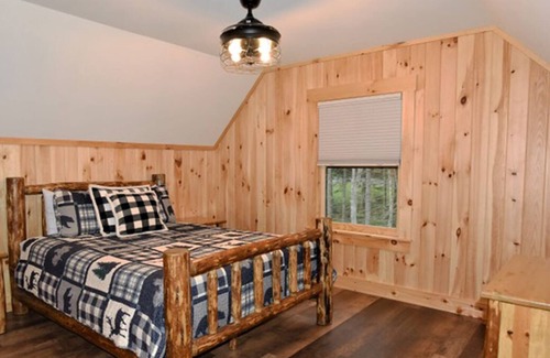 Pittsburg Cabin | Beautiful, New, 2 BR Log Cabin Nestled in Front of Back Lake