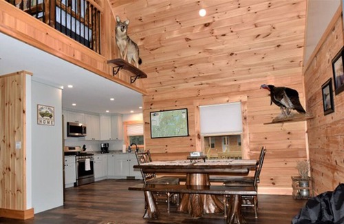 Pittsburg Cabin | Beautiful, New, 2 BR Log Cabin Nestled in Front of Back Lake