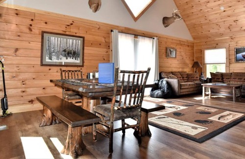Pittsburg Cabin | Beautiful, New, 2 BR Log Cabin Nestled in Front of Back Lake