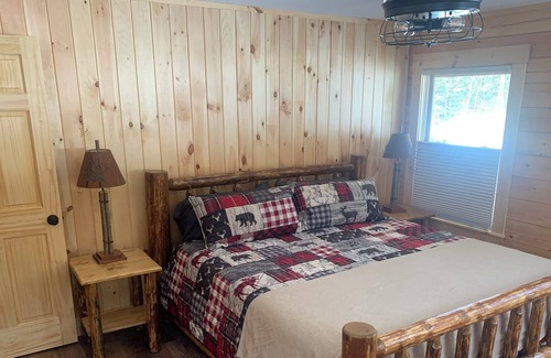 Pittsburg Cabin | Beautiful, New, 2 BR Log Cabin Nestled in Front of Back Lake