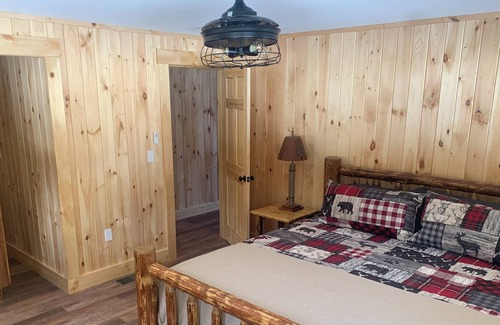 Pittsburg Cabin | Beautiful, New, 2 BR Log Cabin Nestled in Front of Back Lake
