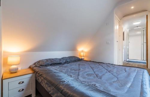 Witney Apartment | Beautiful new apartment with sheltered parking