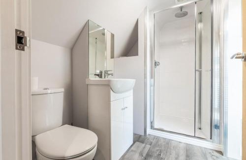 Witney Apartment | Beautiful new apartment with sheltered parking