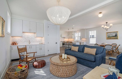 Lake Township Cottage | Beautiful New-Build, Modern Lakefront Crystal Lake Cottagen