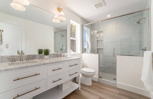 Lake Township Cottage | Beautiful New-Build, Modern Lakefront Crystal Lake Cottagen