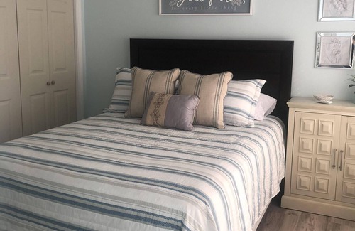 Freeport Cabin | Beautiful NEW Cottage! Firepit-Sleeps 4