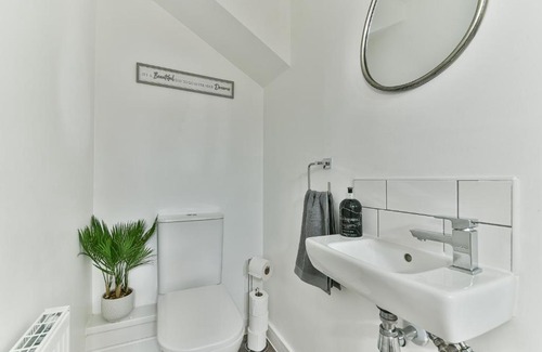 Derby House | Beautiful New House in Derby For up to 5 Guests, Suitable for Families Contractors NHS Staff etc