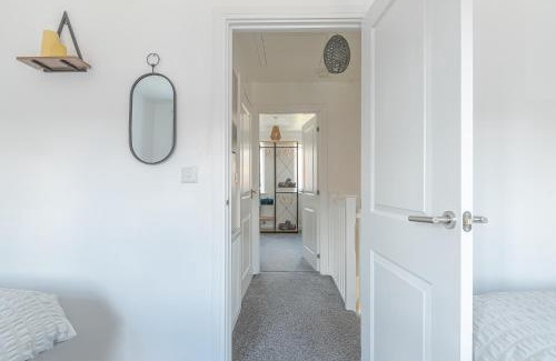 Derby House | Beautiful New House in Derby For up to 5 Guests, Suitable for Families Contractors NHS Staff etc