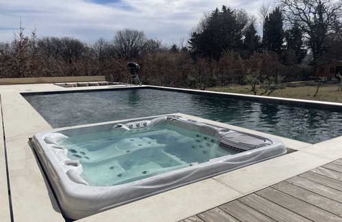 La Barben House | Beautiful new house of around 200m2 on 3000m2 of land pisicne jacuzzi