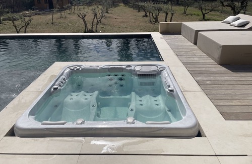 La Barben House | Beautiful new house of around 200m2 on 3000m2 of land pisicne jacuzzi