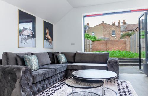 London Borough of Hounslow House | Beautiful New Semi-detached 3 BR House wGarden