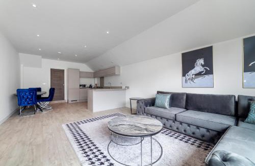 London Borough of Hounslow House | Beautiful New Semi-detached 3 BR House wGarden