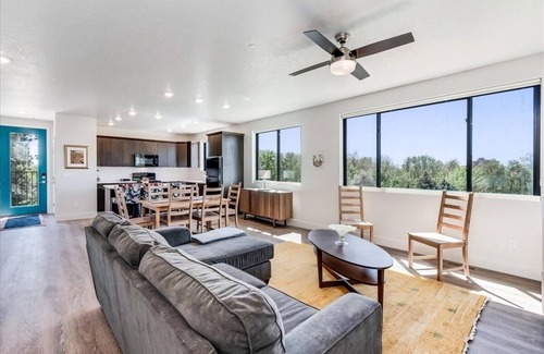 East End House | Beautiful New Two Story Home with City and Panoramic Views