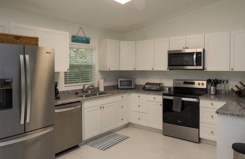 Vero Beach House | Beautiful new Vero Beach home, fenced yard, walk to downtown, 4 mi. to beach!