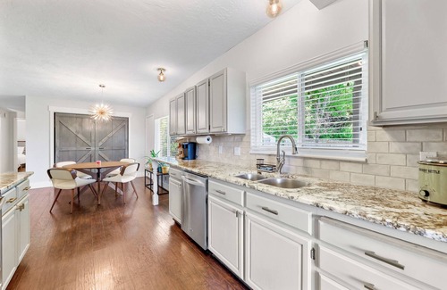 Farmington House | Beautiful, newly remodeled home, sleeps 11 - 2 min drive/10 min walk to Lagoon!