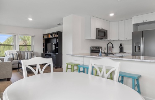 Florida Ridge Condo | Beautiful Newly Remodeled Condo Minutes to the Beach