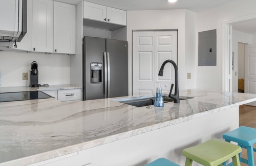 Florida Ridge Condo | Beautiful Newly Remodeled Condo Minutes to the Beach
