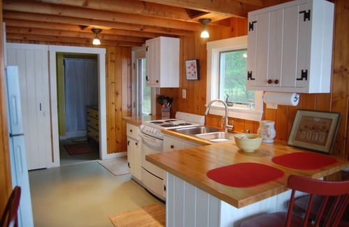 Nobleboro Cottage | Beautiful Newly Renovated Cottage on Water's Edge of Lake Pemaquid