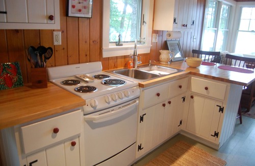 Nobleboro Cottage | Beautiful Newly Renovated Cottage on Water's Edge of Lake Pemaquid