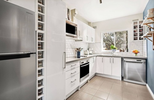 Clovelly Apartment | Beautiful newly renovated 2 bedroom beachside haven 250m from Clovelly beach.