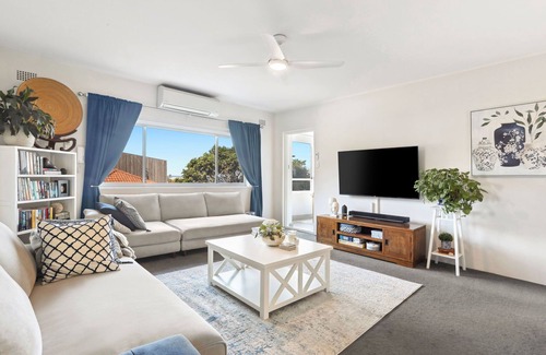 Clovelly Apartment | Beautiful newly renovated 2 bedroom beachside haven 250m from Clovelly beach.