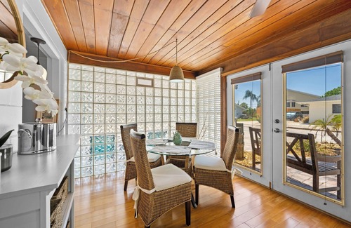 Laurel House | Beautiful Nokomis Beach Cottage. Walk to Beach w/Tranquil & Private Patio