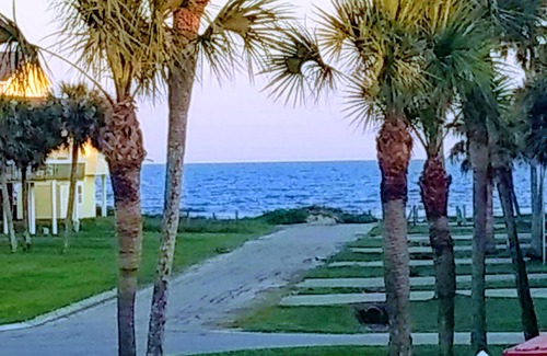 Pirates Beach House | *BEAUTIFUL OCEAN VIEW*-COOL TIKI OUTSIDE BAR- *PIRATES BEACH*