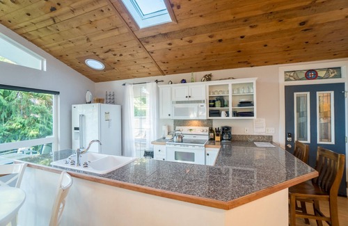Beverly Beach Cottage | Beautiful Ocean View Cottage at Beverly Beach
