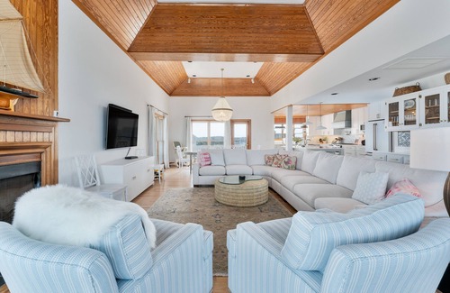 Spindrift House | Beautiful Oceanfront in the Heart of Duck with Spectacular Views